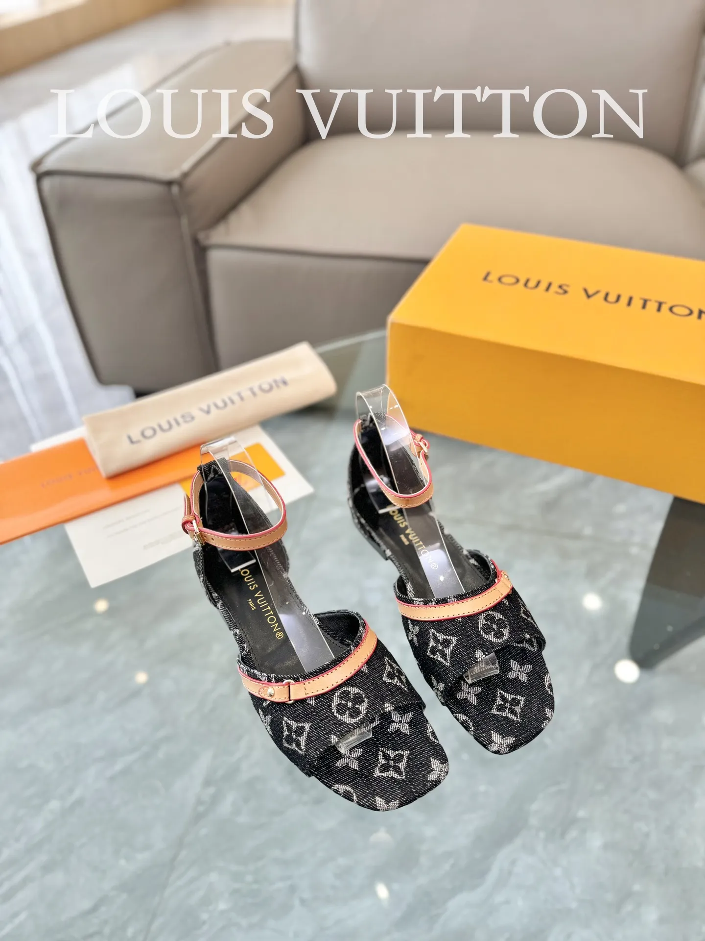 👟👟Ex-factory price 620👟👟 👟👟The top version of LV Lujia 24/denim jeans are so beautiful. I rarely make Lv family items, but I really can’t refuse this pair of kittens! I purchased the original version and developed it with care. The heels are custom molded. The brown leather with presbyopic denim is so brilliant! The perfect kitten heel, which is just right, is high-end, classic, sexy and comfortable. It is a must-have item that can give you full marks as a summer shoe! Sandals 5cm and 9cm/hollow sandals/ballet shoes 🔜3 items ✅Upper: Denim denim ✅Inner: original customized cowhide ✅Outsole: Italian genuine leather outsole ✅Number of yards: 35-41 (40.41 customization is not returnable) ✅Packaging: full set of exquisite packaging